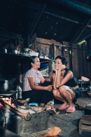 Ngồi bệt dưới sàn nhà, tự tay họa mặt, H‘Hen Niê khiến mọi người “phát cuồng” với cái kết