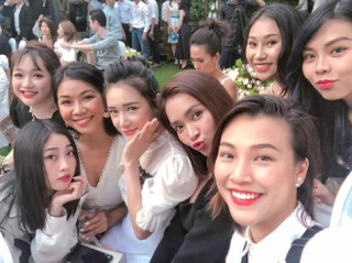 Nhã Phương đi đám cưới bạn thân, nhưng bị lu mờ bởi vòng một bốc lửa của cô dâu!