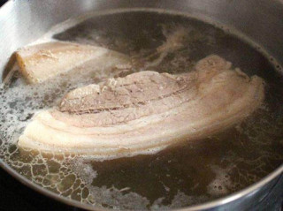 “Nước luộc thịt, xương hầm sủi bọt là do lợn có hóa chất”, sự thực hay chỉ là lời đồn?
