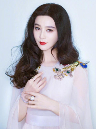 Sau lùm xùm đời tư, Phạm Băng Băng xuất hiện với diện mạo khác lạ, nghi “dao kéo” đổi vận