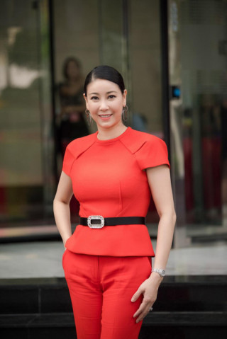 Thí sinh Hoa hậu Việt Nam 2018 diện váy chống nắng, đi xe ôm đến ứng tuyển