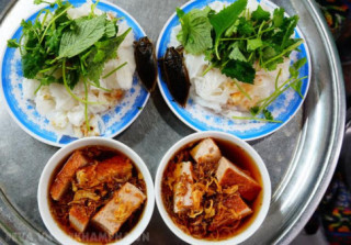 Thưởng thức bánh cuốn có tuổi đời gần 100 năm ở giữa lòng Hà Nội