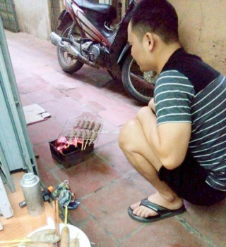 Vợ bầu thèm ăn, chồng đảm lao vào bếp làm nem lụi khiến chị em ghen ‘đỏ mắt’