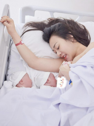 Vừa rời giường đẻ đã bị chồng “đánh úp”, Hà Hồ và Phương Oanh lộ nhan sắc thật khiến dân tình bất ngờ