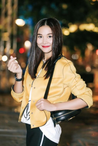 Ăn mặc đơn giản, Thanh Hằng vẫn sáng nhất phố đi bộ