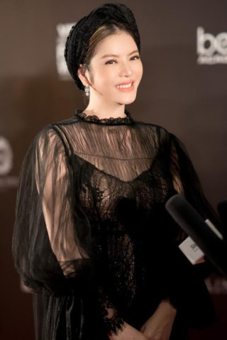 Ăn mặc quá gợi cảm, Lý Nhã Kỳ khiến hàng trăm fans hâm mộ vây kín không rời