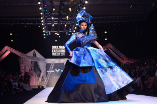 Bái phục tinh thần... chịu nặng vì váy áo cồng kềnh của Sao Việt!