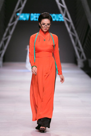 “Cô ba Sài Gòn” Ngô Thanh Vân diện áo dài catwalk khiến tín đồ thời trang bấn loạn