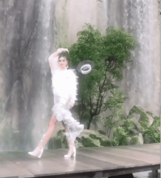 Đi catwalk rơi mũ, người mẫu này đã tạo nên khoảnh khắc đẹp nhất tại Chanel SS 2018