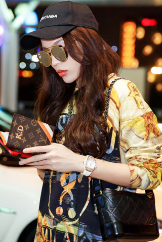 Hoa hậu Kỳ Duyện diện mốt giấu quần khoe chân dài thẳng tắp tại sân bay