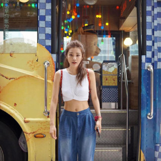 Mặc kiểu áo lửng này đảm bảo vòng eo của bạn nhỏ nhắn “vô đối”