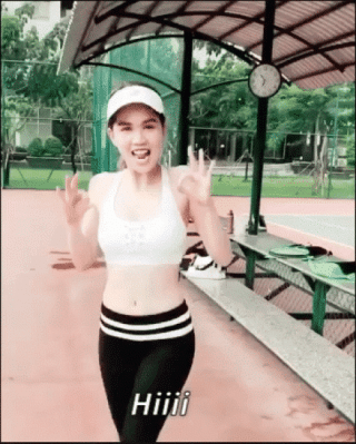 Ngọc Trinh lắc mông, tạo dáng “điên đảo” trên sân tennis khiến fan cười đau bụng