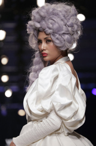 Siêu mẫu Hoàng Yến hóa thân thành nữ bá tước, catwalk kiêu hãnh trên sàn diễn