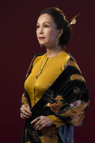 Thanh Hằng thị uy “con dâu” Midu bằng áo dài cuốn rắn