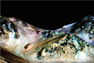 NASA khẳng định bề mặt sao Hoả có nước dạng lỏng