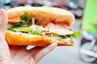 Xe bánh mì 80 năm ‘một tuần không ăn là nhớ’ 