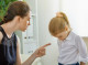 Khi con cái làm cha mẹ tức giận, cha mẹ nên trấn an trước hay để con tự nhận lỗi trước?