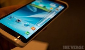 Samsung sẽ ra mắt điện thoại màn hình “3 cạnh”