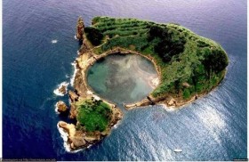 Tiểu đảo lạ kỳ được sinh ra từ miệng núi lửa