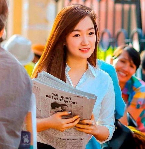 Hot girl bán báo dạo trong kỳ thi ĐH ở Sài Gòn gây xôn xao