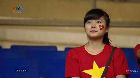 Chân dung nữ CĐV khóc cuối trận chung kết của U19 Việt Nam gây sốt khắp mạng xã hội