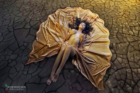 “Chết ngất” với bộ ảnh nude 99.99% của Ngọc Huyền