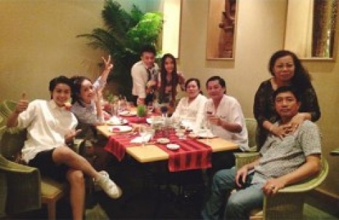 Chi Pu ăn tối cùng gia đình Gil Lê