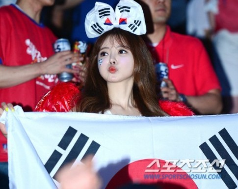 Fan nữ Hàn Quốc xinh như búp bê gây sốt khi cổ vũ World Cup