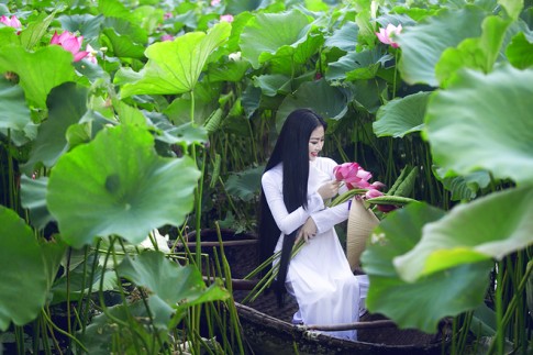 Hoa hậu Ngọc Anh khoe sắc trong đầm sen