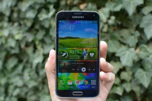 HTC cho rằng ‘Samsung Galaxy A7 là một miếng nhựa rẻ tiền’