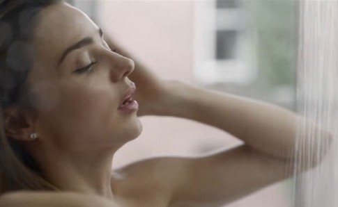 Miranda Kerr bán nude trong clip quảng cáo mới