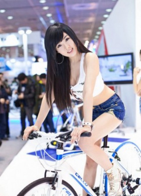 Mỹ nữ Hàn siêu dễ thương bên xe đạp thể thao