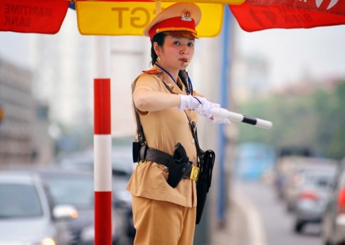 Nữ cảnh sát giao thông xinh đẹp đứng chốt phía Nam Hà Nội