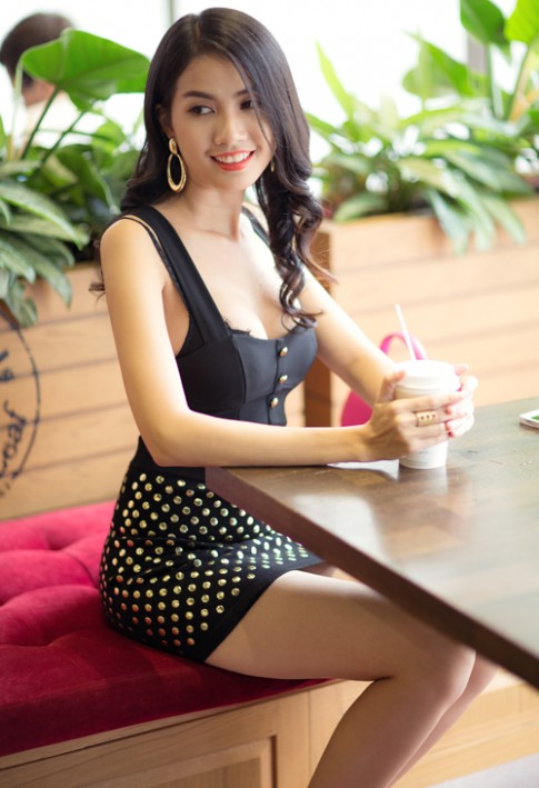 Phan Thị Mơ mặc sexy đi uống cà phê