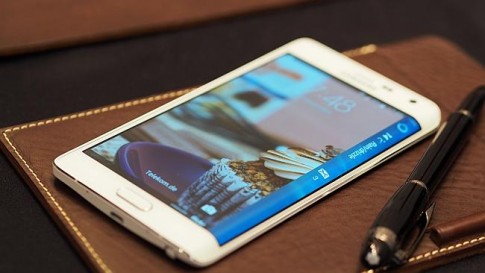 Samsung Galaxy Note Edge chạy hệ điều hành Android 4.4 kitkat