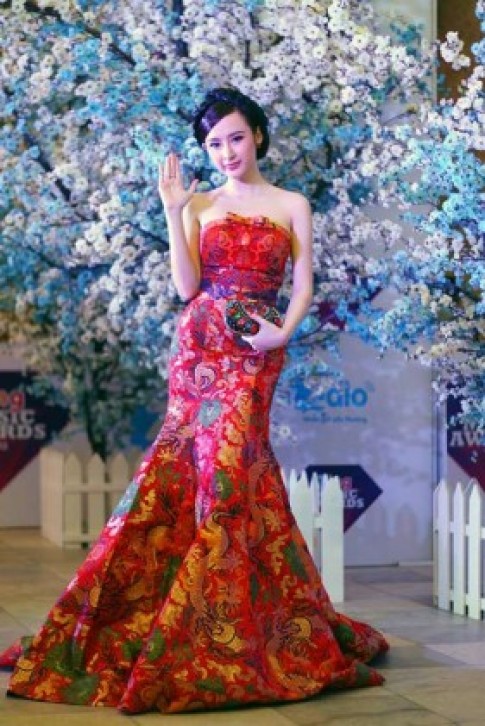 “Soi” phong cách thảm đỏ của hot girl Việt