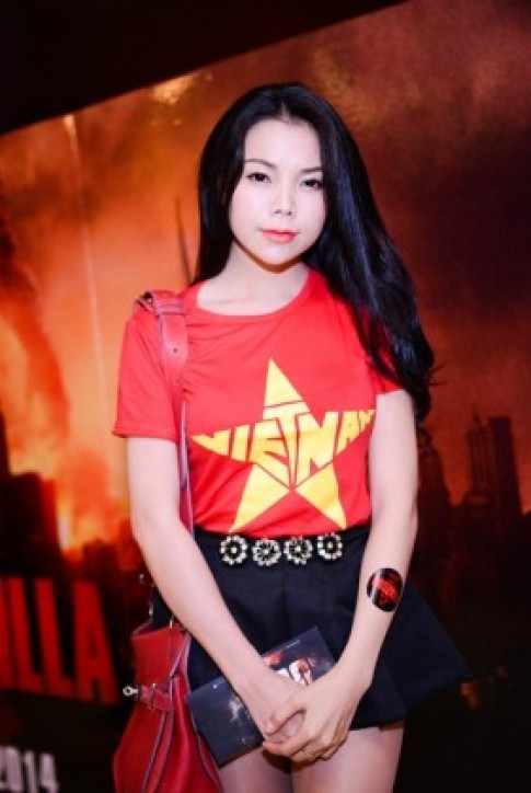 Trà Ngọc Hằng nổi bật với áo in quốc kỳ Việt Nam