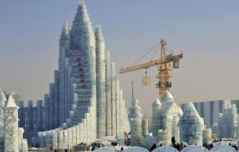 10.000 người đẽo gọt thành phố băng khổng lồ