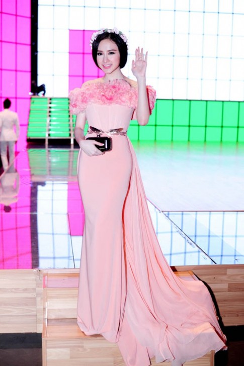 Angela Phương Trinh mặc như công chúa đi xem thi nhảy
