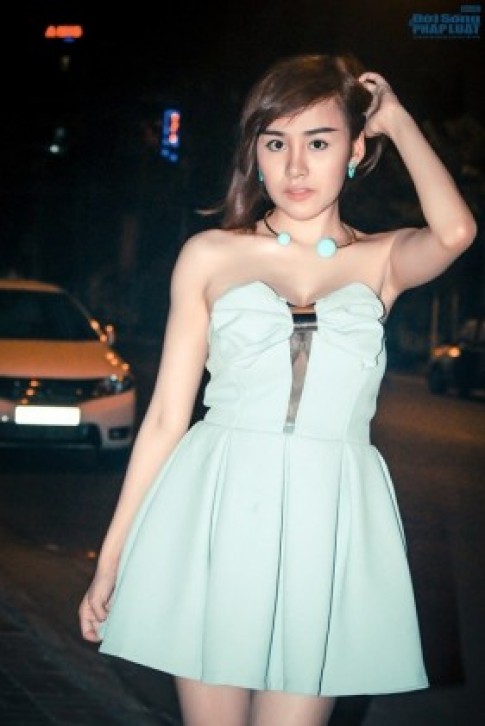 Bà Tưng đẹp lạ với đầm xanh ngọc