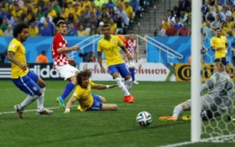 Bị nguyền rủa vì trùng tên cầu thủ Brazil phản lưới nhà