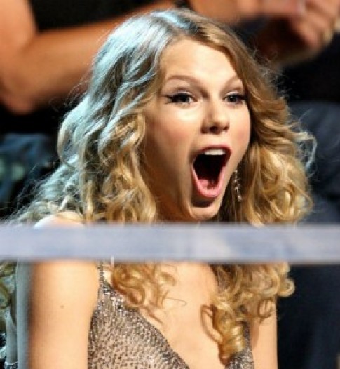 Biểu cảm đặc trưng của Taylor Swift khi được vinh danh