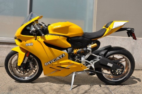 Ducati 899 Panigale thỏi vàng di động