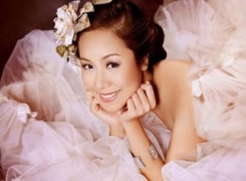 Hoa hậu Ngô Phương Lan kiều diễm với váy cưới