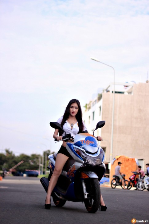 Honda PCX phiên bản Tiger Beer đọ dáng cùng Police Girl