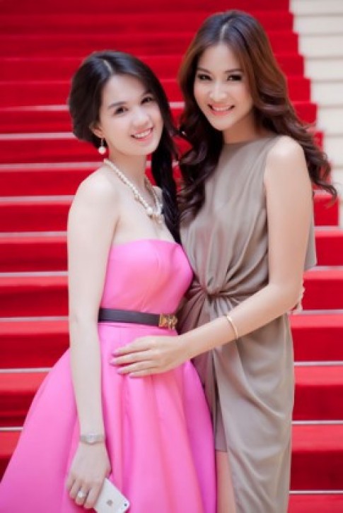 Ngọc Trinh hồng rực bên Hoa hậu Thái Lan