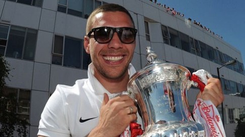 Podolski cả gan “ăn trộm” chiếc CUP FA của Arsenal !