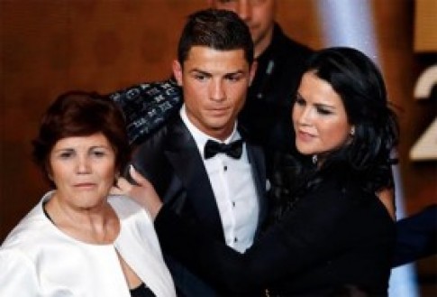 Ronaldo suýt bị mẹ bỏ khi mang bầu