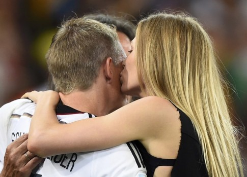 Schweinsteiger được bạn gái ‘thưởng nóng’ ngay sau trận chung kết