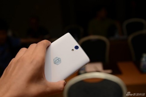 Smartphone Takee1 mang công nghệ màn hình 3D nổi đầu tiên trên thế giới
